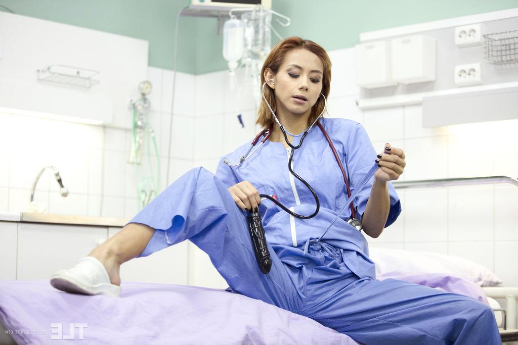 16P A médica latina Veronica Leal se masturba no trabalho até esguichar