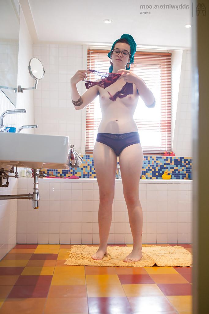 16P A garota amadora Emilia filmou na câmera escondida vestindo seu corpo nu depois do banho