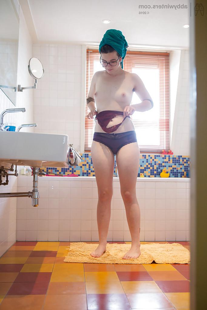 16P A garota amadora Emilia filmou na câmera escondida vestindo seu corpo nu depois do banho