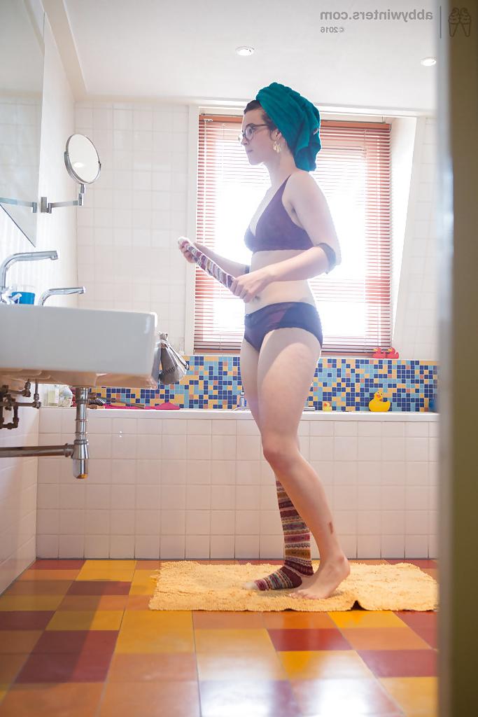 16P A garota amadora Emilia filmou na câmera escondida vestindo seu corpo nu depois do banho