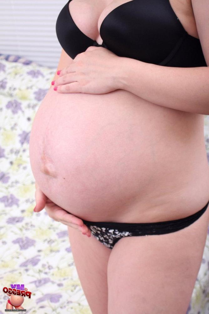 15P Schwangeres Solomädchen zieht sich völlig nackt aus, bevor sie auf ihrem Bett masturbiert