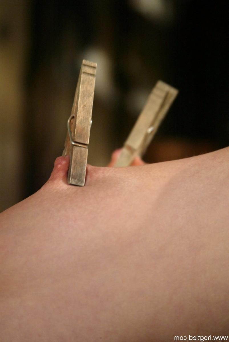 20P La jolie fille brune Veronica Jett se fait canner et jouer par son maître alors qu'elle est attachée.