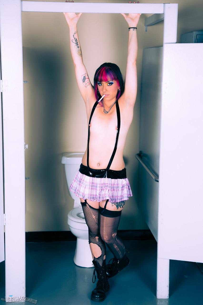 17P Chica punk colorida con medias de red rotas fuma y se masturba sola en el baño