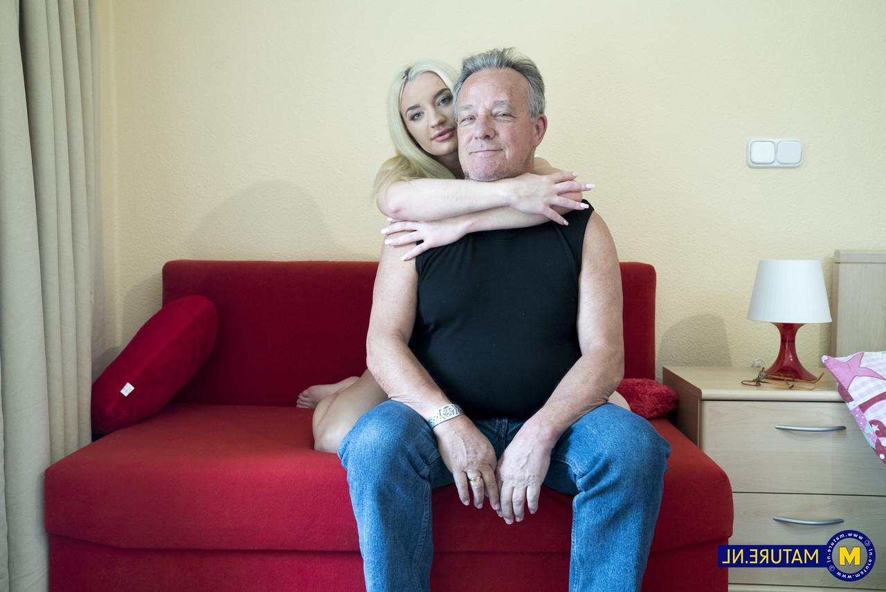 10P La rubia Ángela Vidal tiene relaciones sexuales en la cama con un anciano