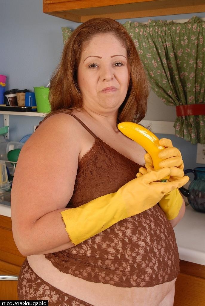 16P Erstaunlich, dass Cyn diese Banane statt eines Schwanzes lutscht und isst