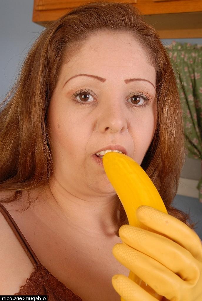 16P Erstaunlich, dass Cyn diese Banane statt eines Schwanzes lutscht und isst