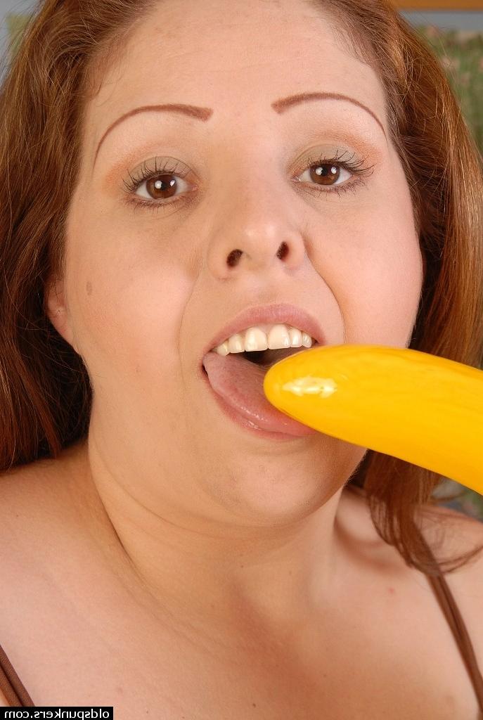 16P Erstaunlich, dass Cyn diese Banane statt eines Schwanzes lutscht und isst