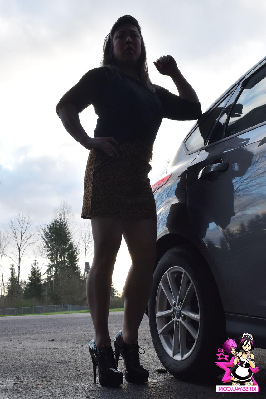 16P La transexual morena Krissy posa y se masturba con su traje sexy en público
