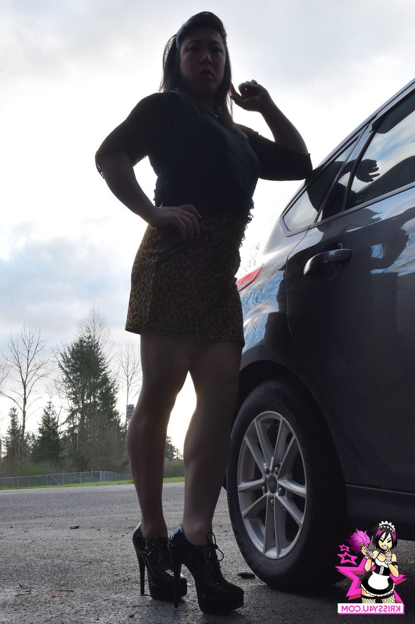 16P La transexual morena Krissy posa y se masturba con su traje sexy en público