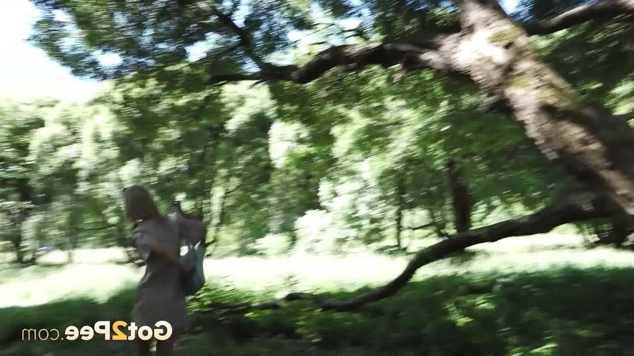 15P A loira Masha sobe em uma árvore antes de mijar