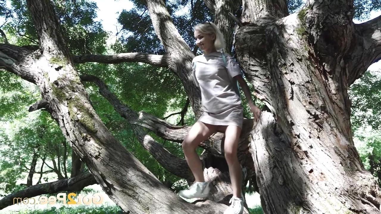 15P A loira Masha sobe em uma árvore antes de mijar