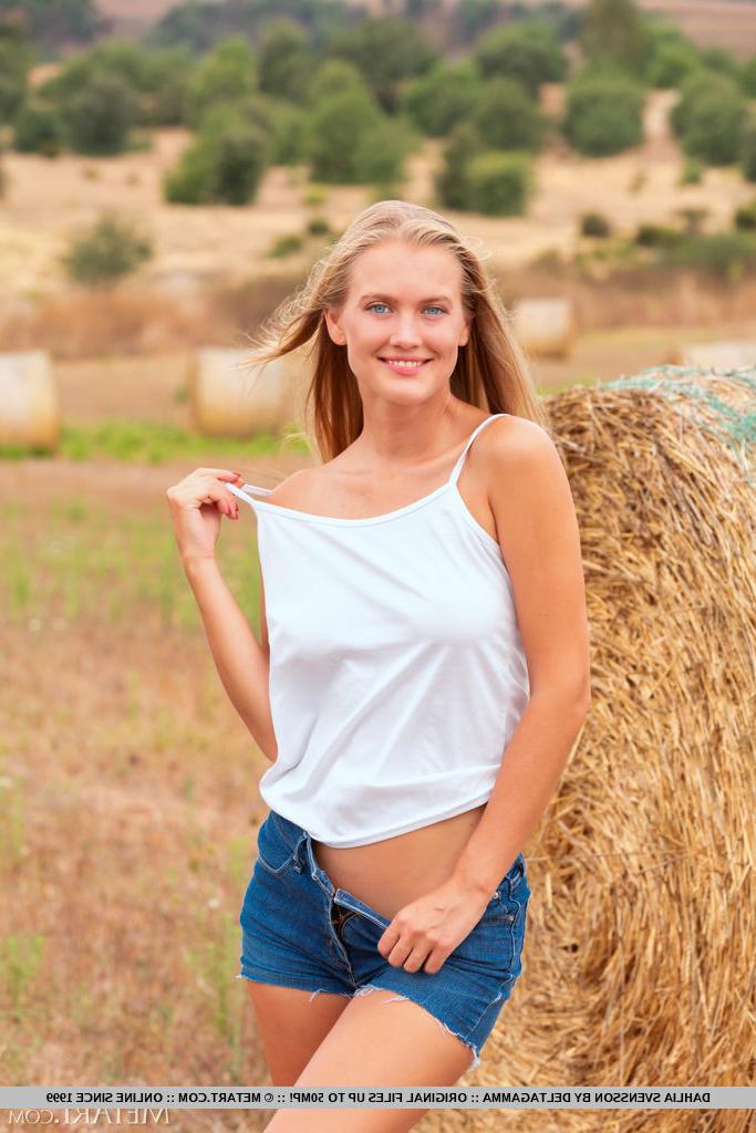 18P Die natürliche blonde Teenagerin Dahlia Svensson macht sich vor einem Rundballen völlig nackt