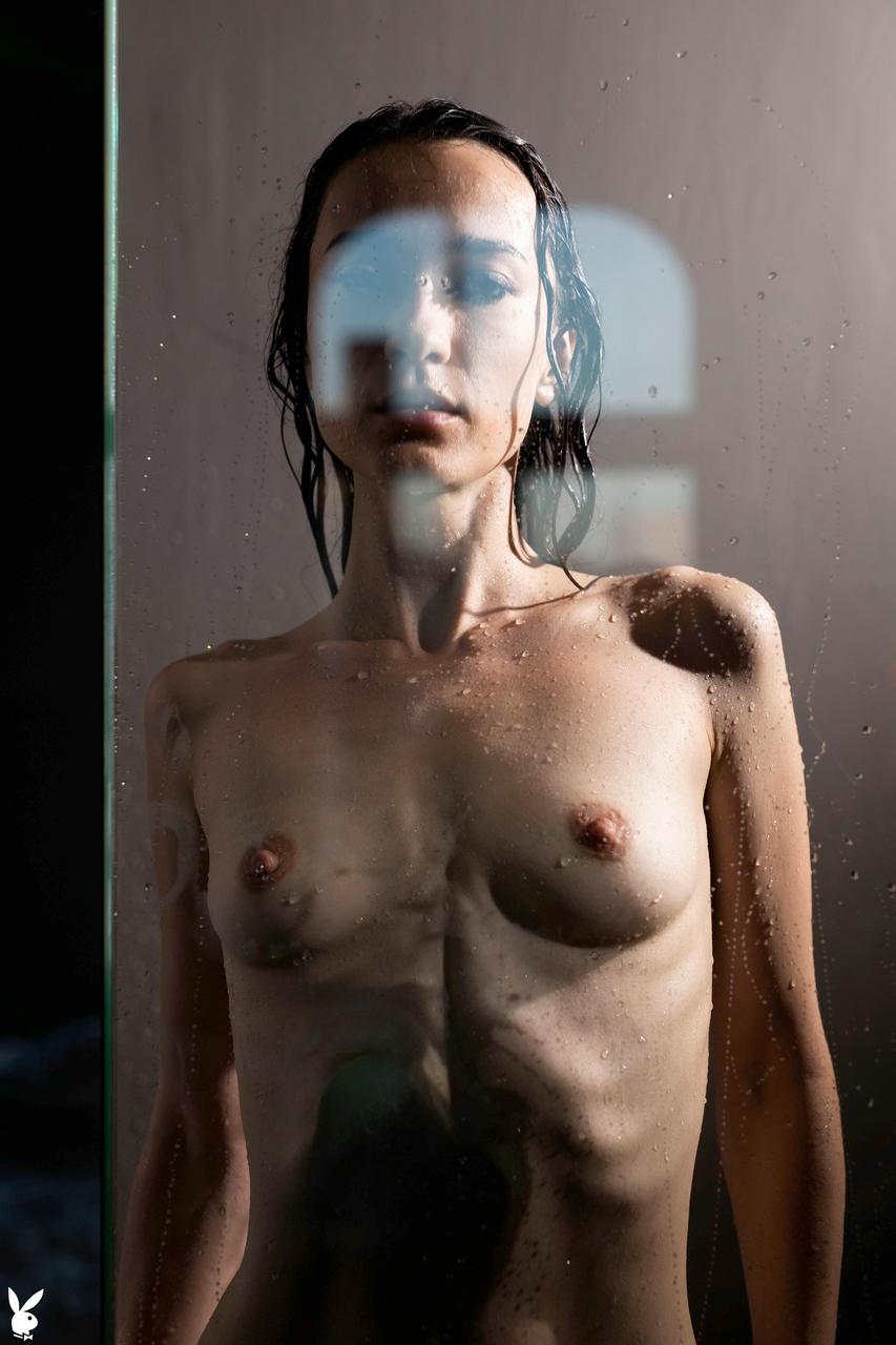 20P Sexy skinny babe Sofi Ka mostra seus peitos pequenos no banheiro