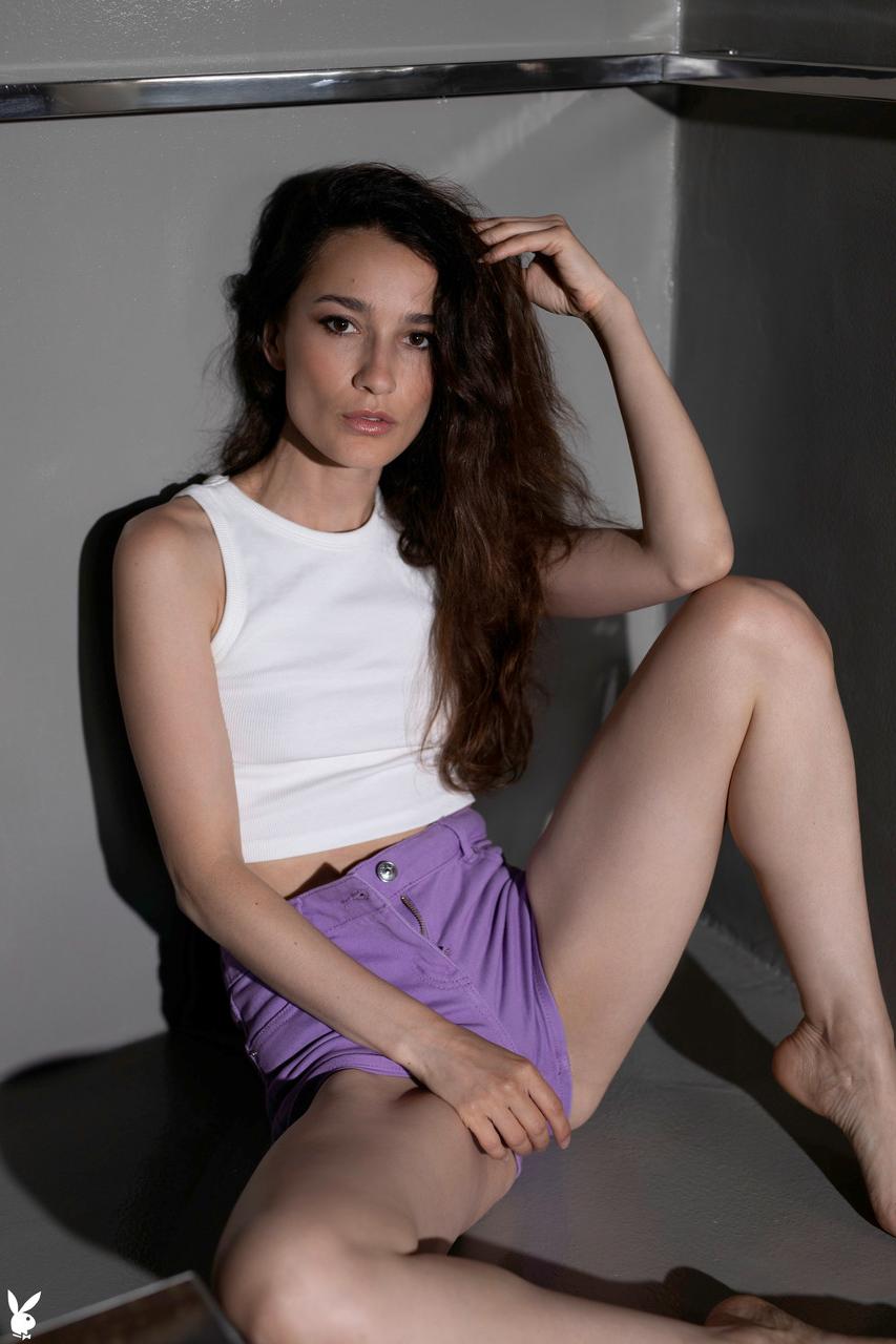 20P Sexy skinny babe Sofi Ka mostra seus peitos pequenos no banheiro