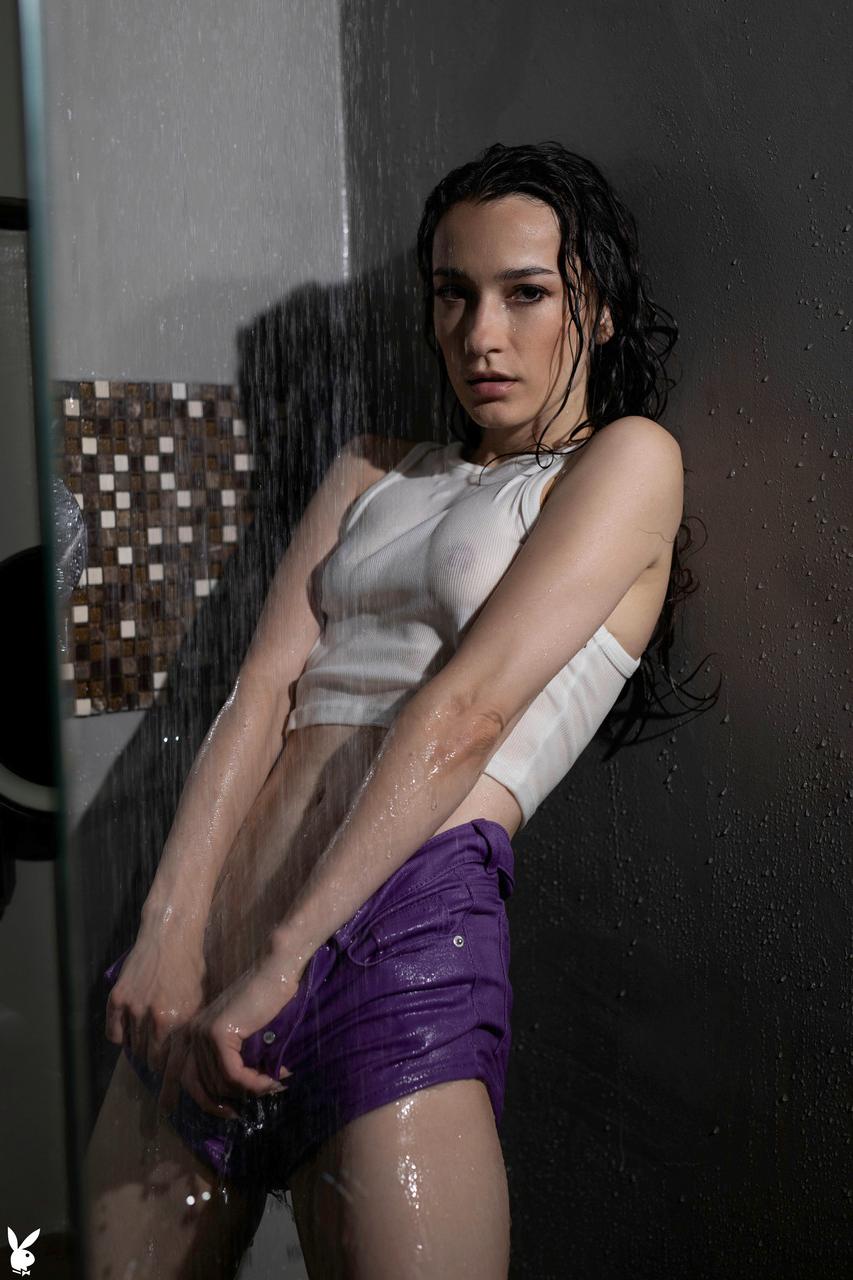 20P Sexy skinny babe Sofi Ka mostra seus peitos pequenos no banheiro