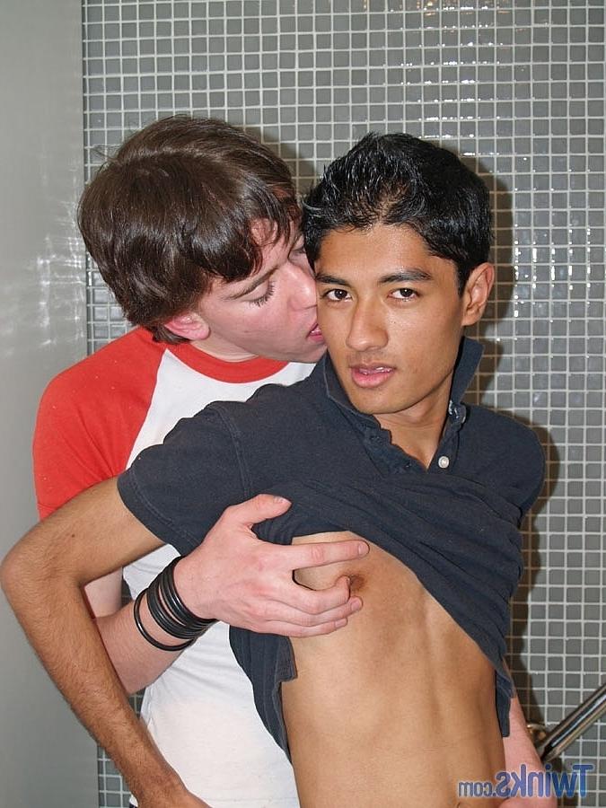 20P Horny gay twinks Brett I and Tristian B kiss and fuck in a full tub
