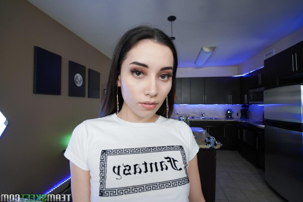 20P Das zierliche Babe Aria Lee zeigt ihren großen Arsch und gibt einen POV-Blowjob