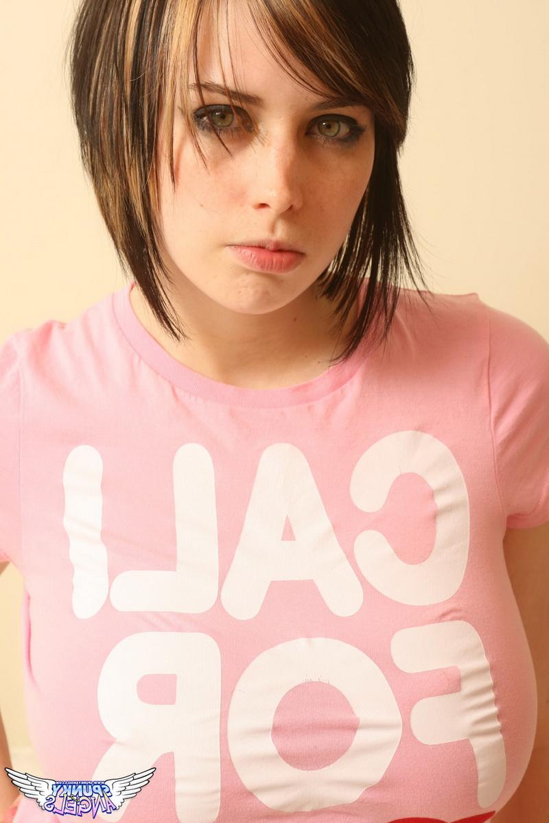 12P A garota amadora Louisa Lockhart libera seus peitos lindos de uma camiseta na cama