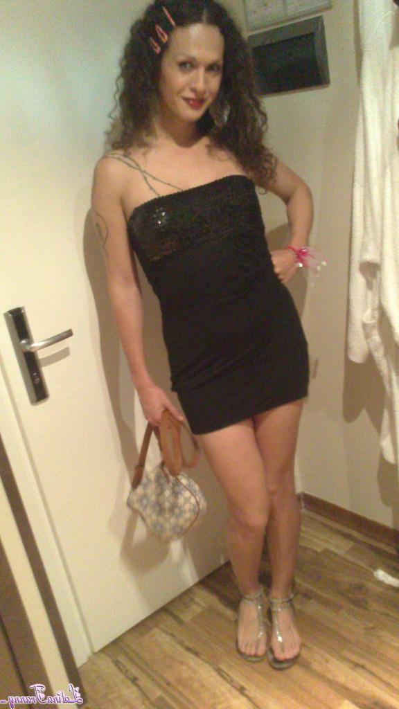 12P Latina Tranny estrelada por Nicole Montero Imagens de nudez