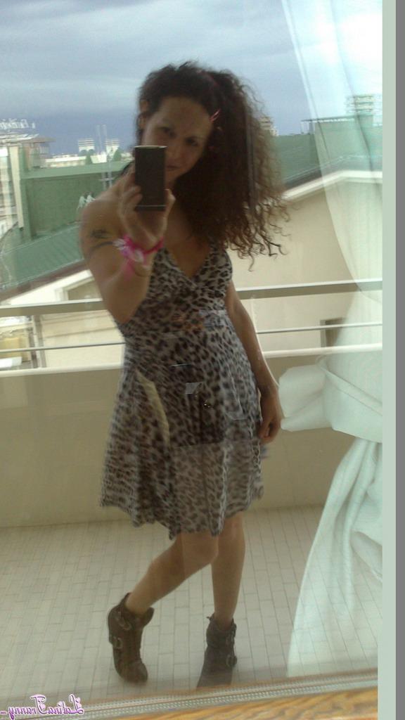 12P Latina Tranny estrelada por Nicole Montero Imagens de nudez