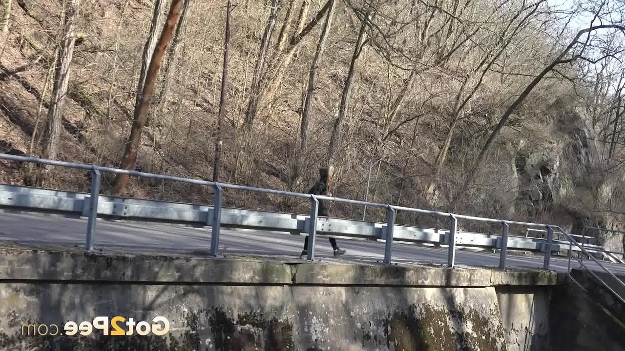 15P Pretty girl Sandra gets caught with their pants down while peeing on a road