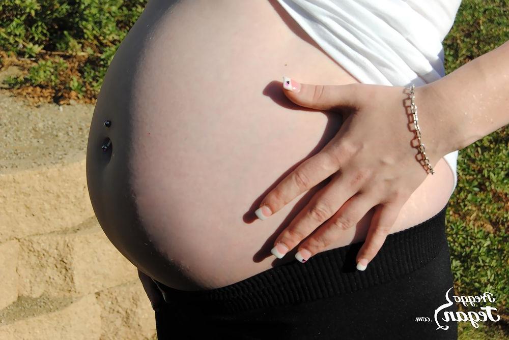 12P Une blonde enceinte fait ressortir ses seins gonflés avant de montrer sa chatte