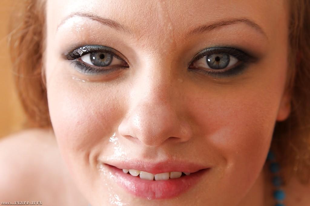 16P Der versauten Teenagerin Lili Lamour wird ihr enges Arschloch von einem fetten Schwanz gedehnt