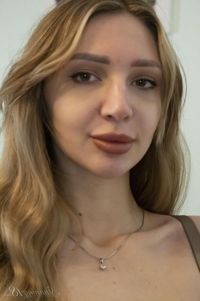 16P Lubava, de 18 años, resalta su vagina sin pelo mientras posa desnuda