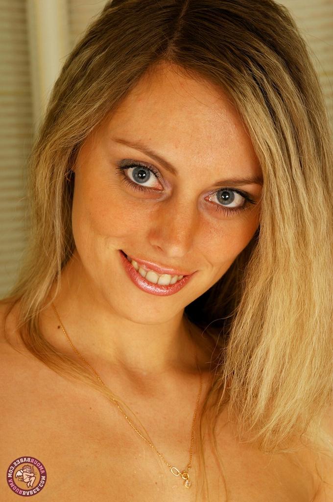 16P A adolescente loira Velory remove o conjunto de sutiã e calcinha antes de tomar banho
