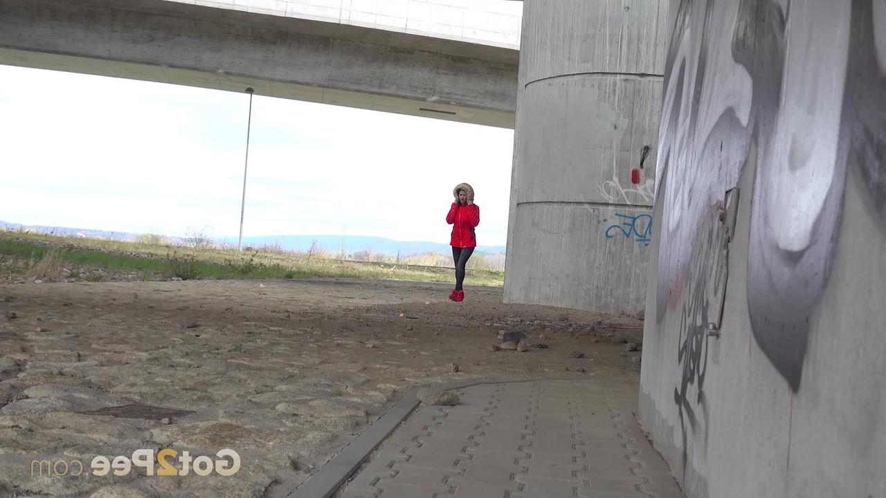 15P Solo girl Billie takes a badly needed piss underneath an overpass