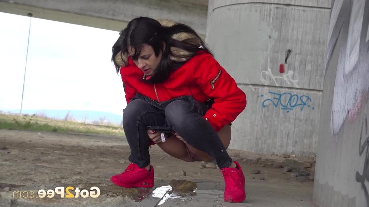 15P Solo girl Billie takes a badly needed piss underneath an overpass