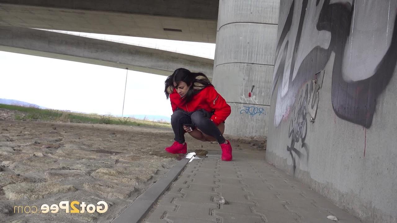 15P Solo girl Billie takes a badly needed piss underneath an overpass