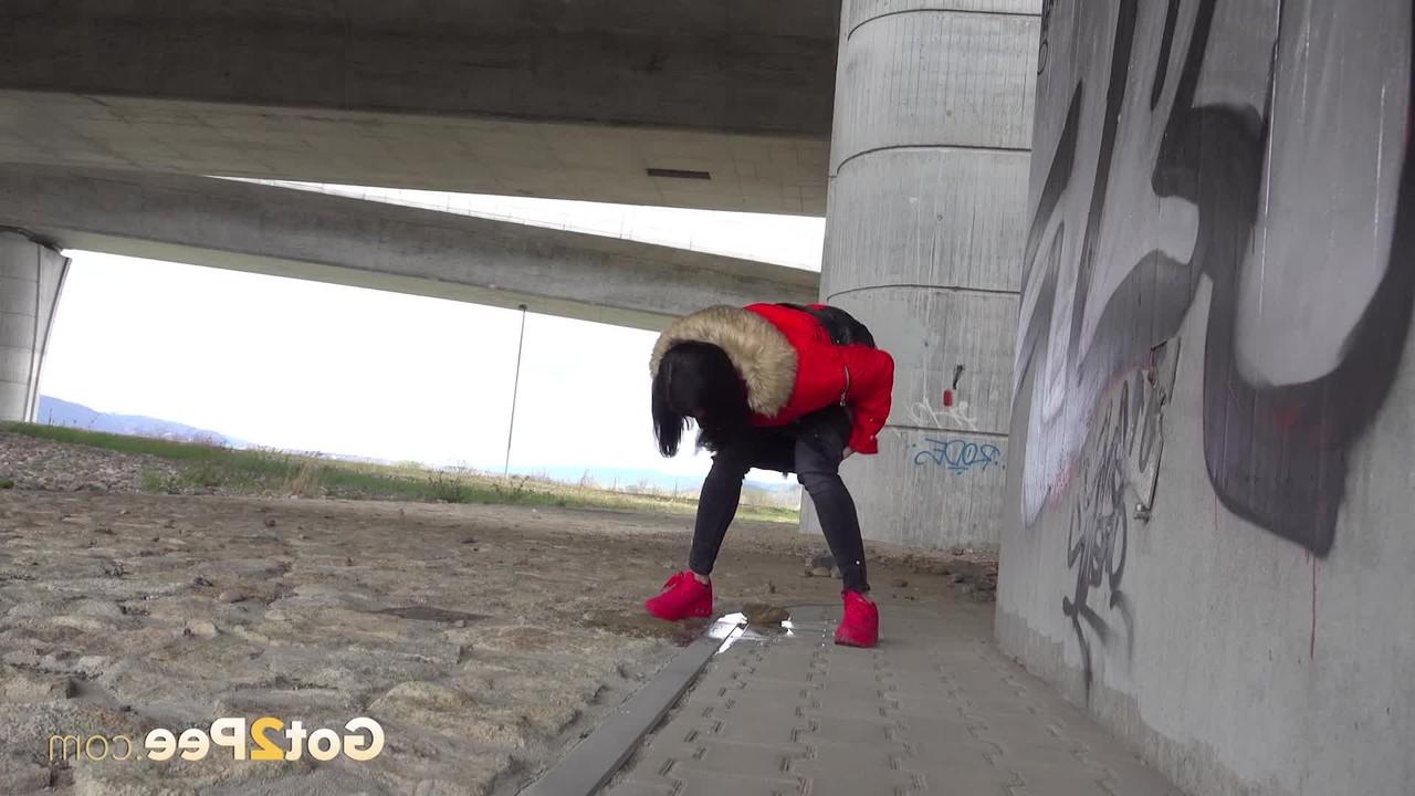 15P Solo girl Billie takes a badly needed piss underneath an overpass