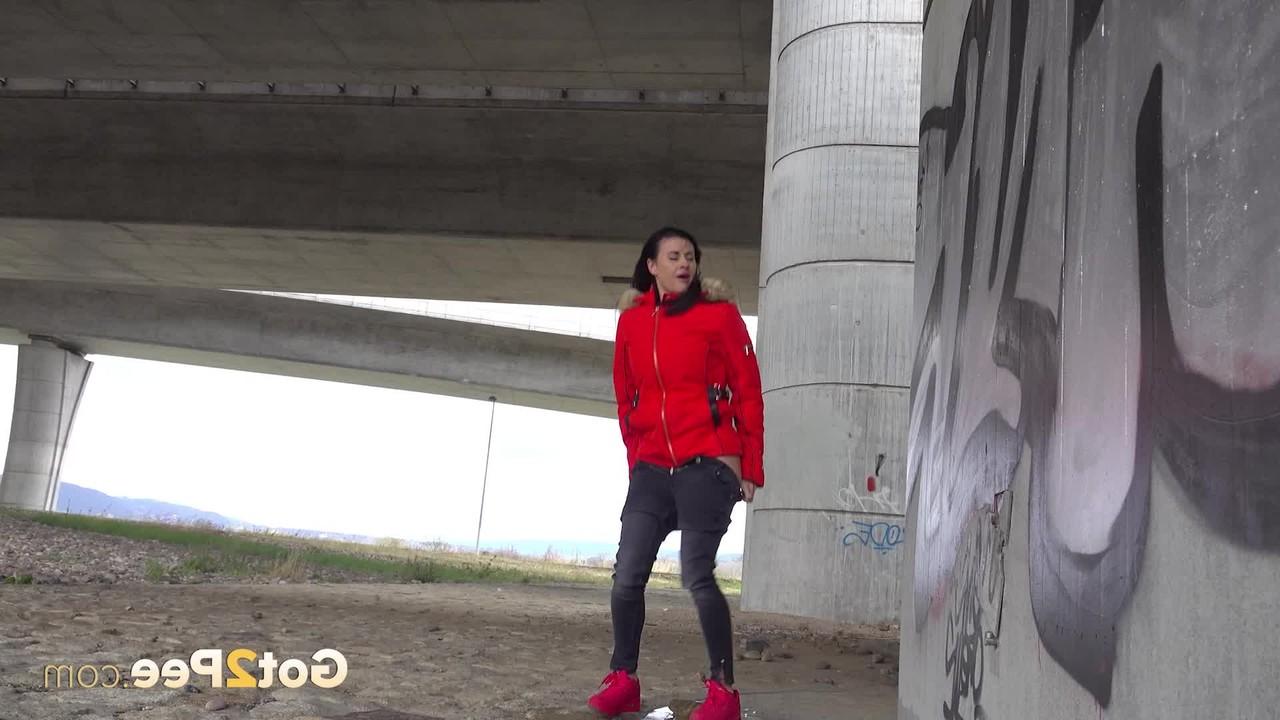 15P Solo girl Billie takes a badly needed piss underneath an overpass
