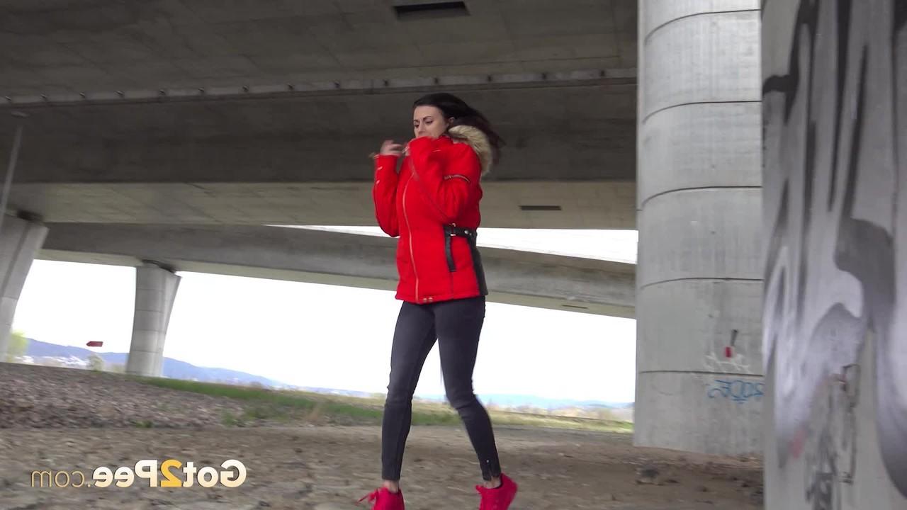 15P Solo girl Billie takes a badly needed piss underneath an overpass