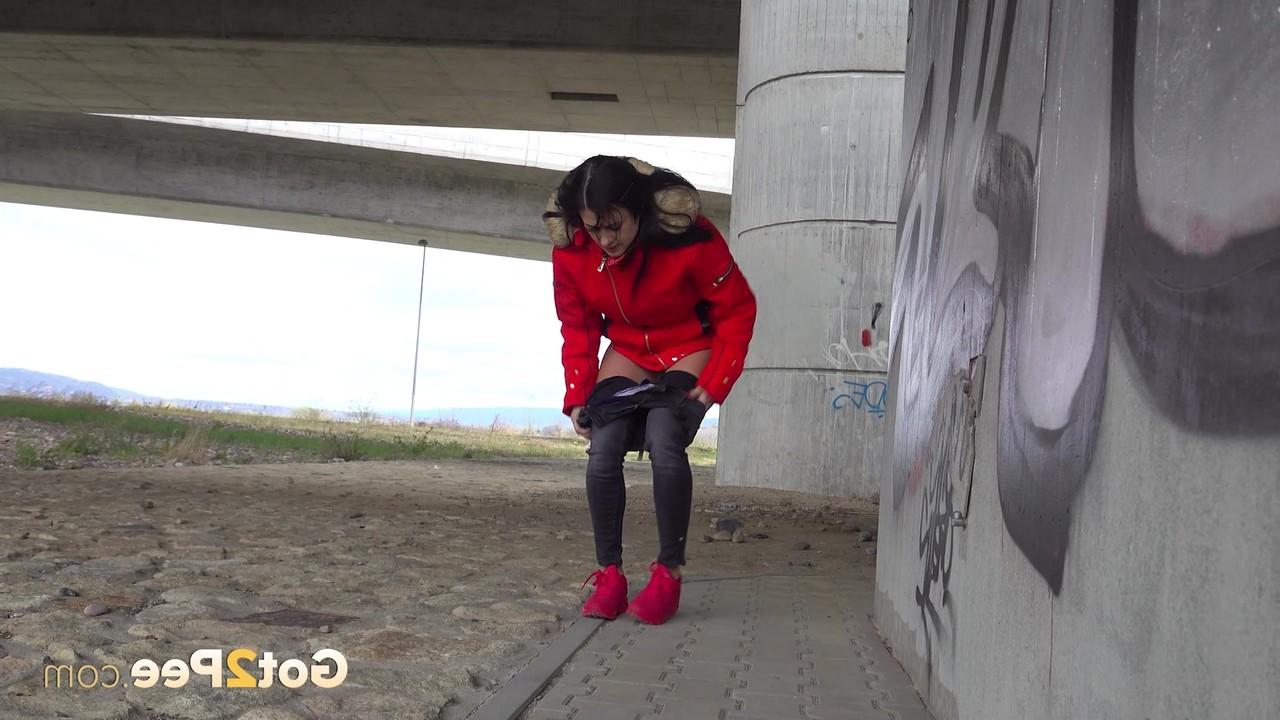 15P Solo girl Billie takes a badly needed piss underneath an overpass