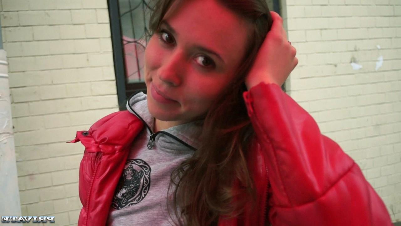 20P La russe Ananta Shakti révèle ses petits seins et se fait défoncer sur un canapé de casting.