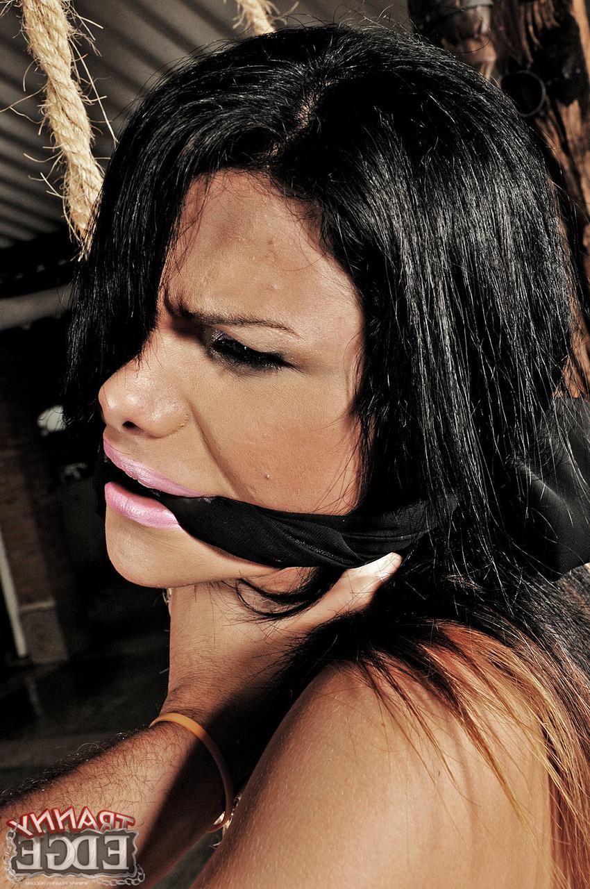 20P Shemale mit großem Hintern Marina Almeida wird beim heißen BDSM-Sex hart gefickt