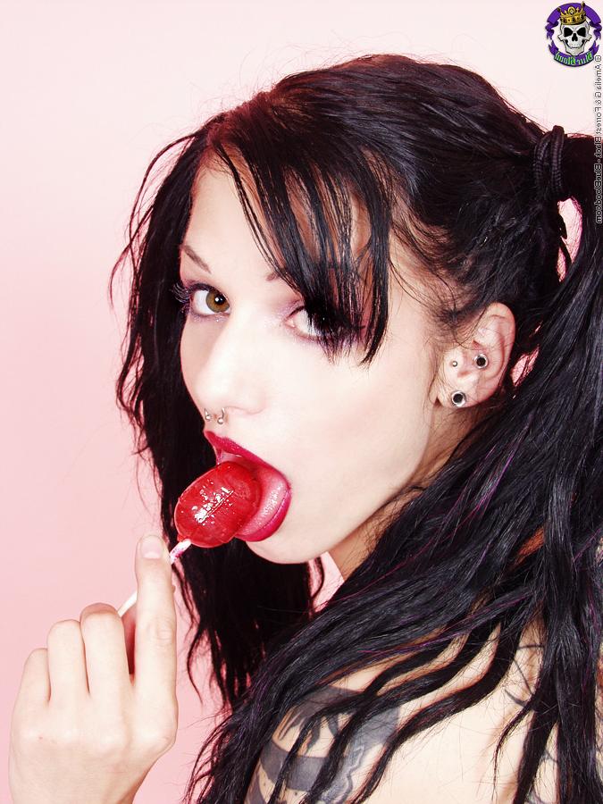 16P La chica en topless Kellie chupa un caramelo mientras se quita la ropa interior