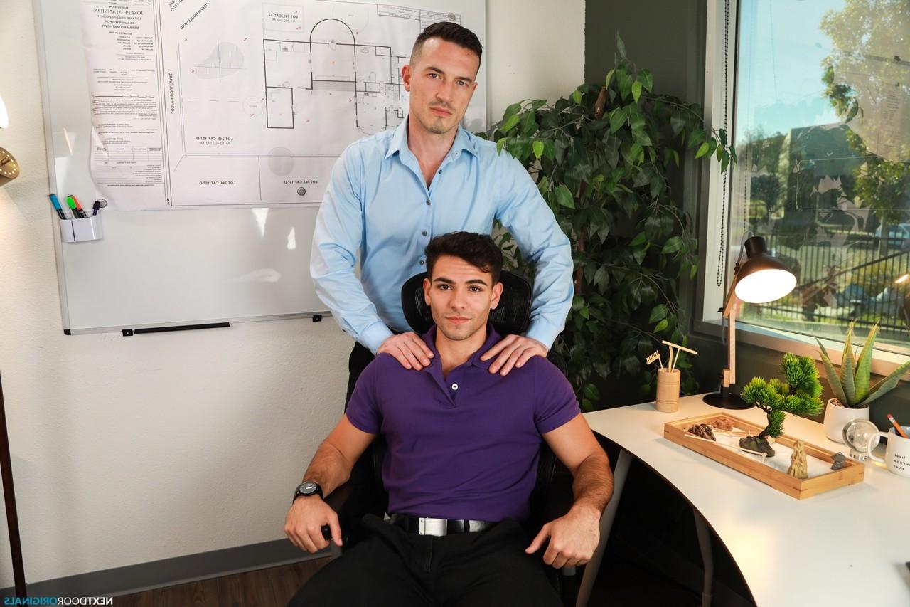 20P Derek Kage, encré, baise le fils gay de son patron, Damian Night, au bureau