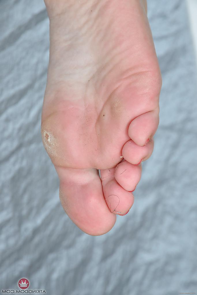 16P Corazon Del Angel, une dame européenne plus âgée, libère ses pieds sexy de ses bas de nylon en maille.
