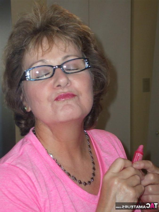 20P Die reife Frau Busty Bliss entblößt ihre natürlichen Brüste, während sie zu Hause trainiert