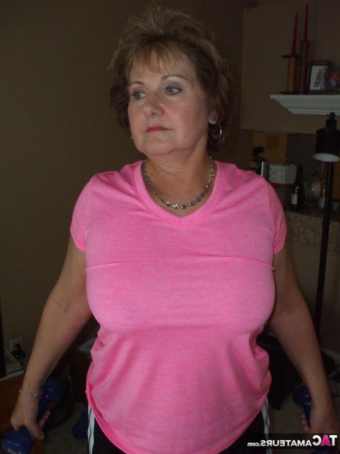 20P Die reife Frau Busty Bliss entblößt ihre natürlichen Brüste, während sie zu Hause trainiert