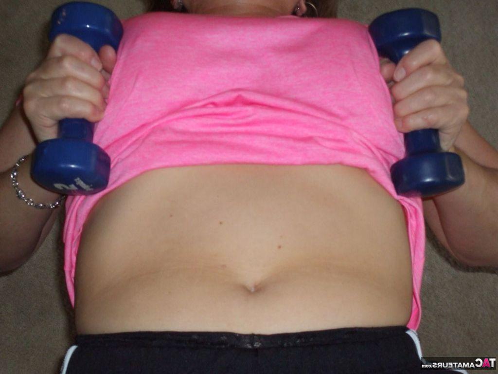 20P Die reife Frau Busty Bliss entblößt ihre natürlichen Brüste, während sie zu Hause trainiert