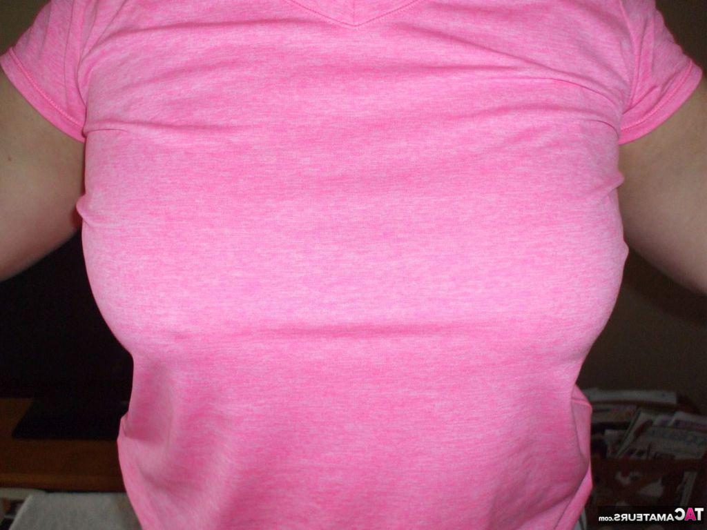 20P Die reife Frau Busty Bliss entblößt ihre natürlichen Brüste, während sie zu Hause trainiert
