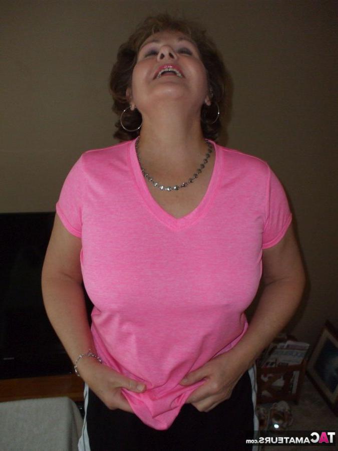 20P Die reife Frau Busty Bliss entblößt ihre natürlichen Brüste, während sie zu Hause trainiert