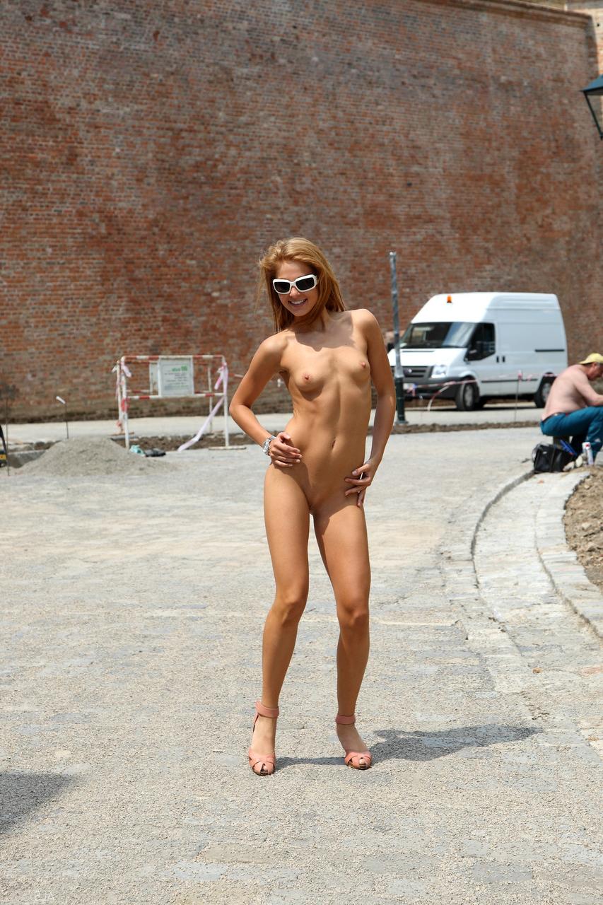 20P Sexy Billy Raise revela lindo rosto e corpo nus em local público lotado