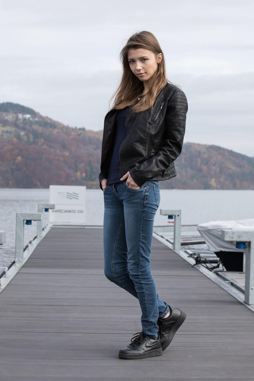 14P Dulce adolescente pierde lentamente su chaqueta y sus jeans y muestra sus grandes tetas