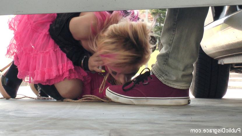 15P Menina submissa pratica atos sexuais humilhantes em locais públicos