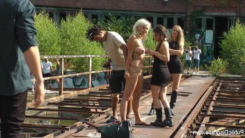 15P Blondes Mädchen wird in der Öffentlichkeit oben ohne vorgeführt, bevor es zum öffentlichen Sex kommt